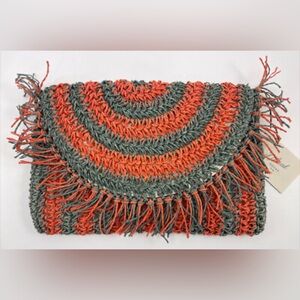 New universal thread raffia clutch